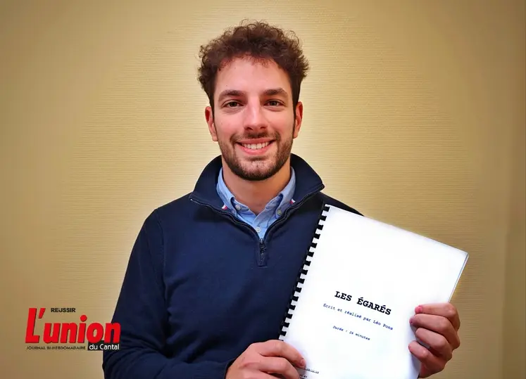 Léo Pons tient dans les mains le script manuscrit du court métrage "Les égarés"