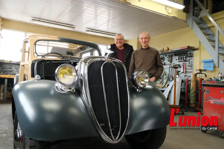 La voiture avec les deux restaurateurs 
