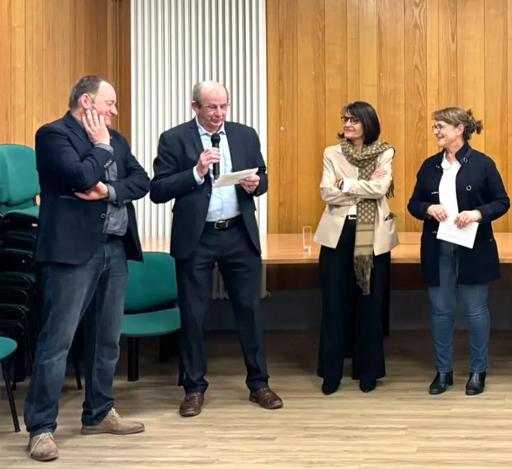 une personne parle au micro, 3 personnes l'écoutent