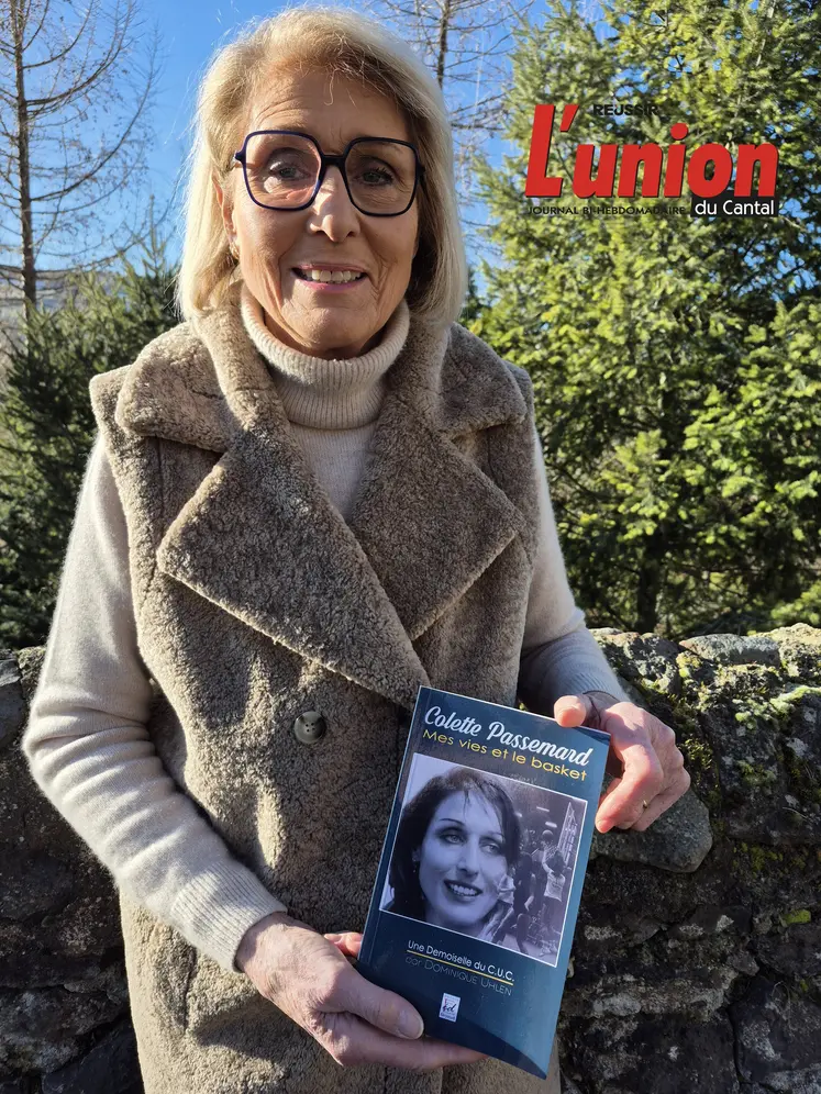 Colette Ponchet Passemard tenant son livre dans la main