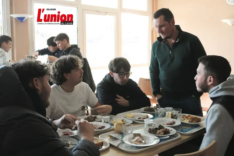 Un produicteur et des élèves en train de manger autour d'une table.