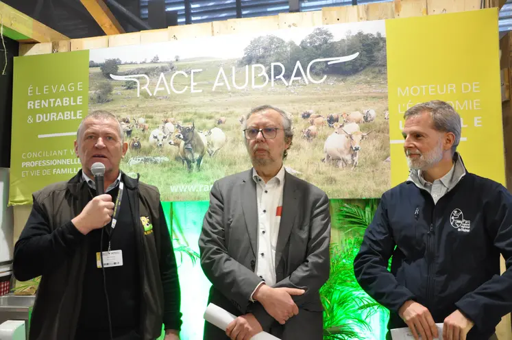 De gauche à droite : Yves Chassany, président de l'OS Aubra, Dominique Chabanet, inspecteur général et Olivier Guiard, directeur du parc naturel régional de l'Aubrac.