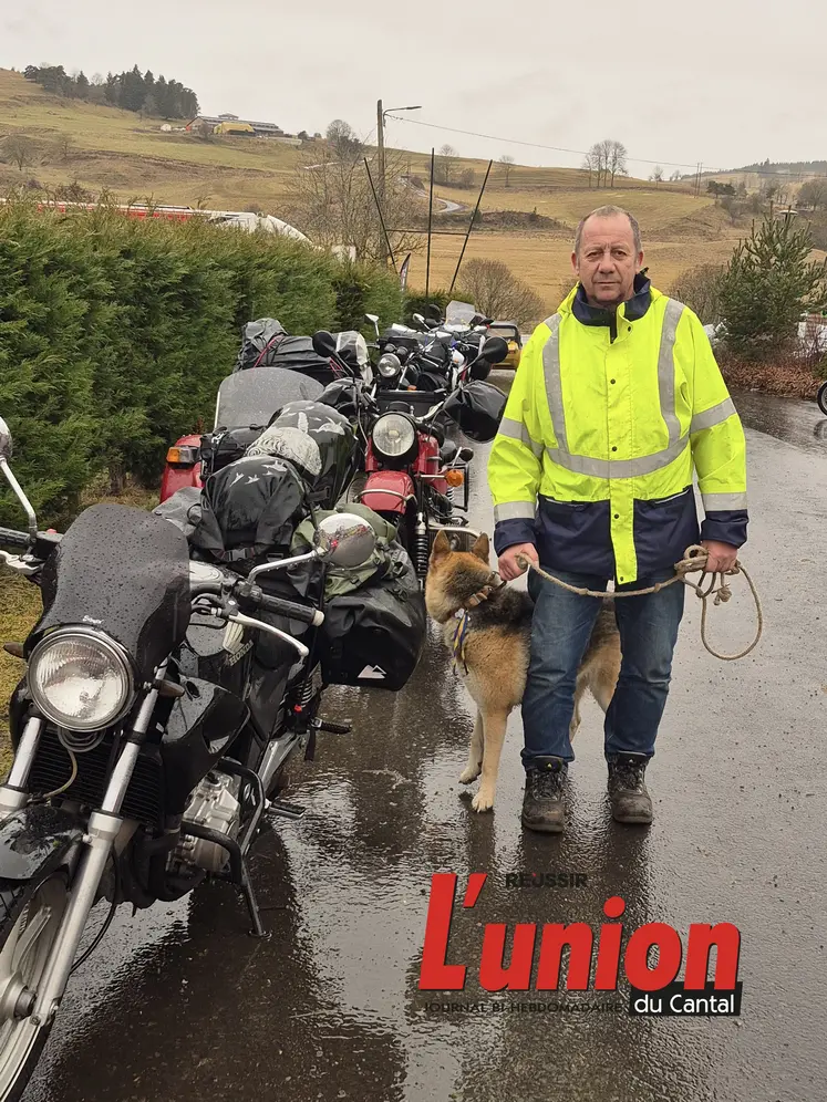 de gauche à droite : des motos, un chien et pascal macheix avec une veste jaune