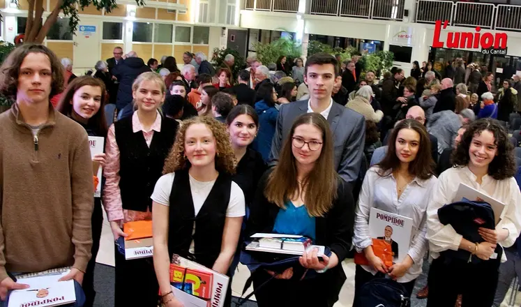 Jeunes participants en public au concours d'éloquence. 