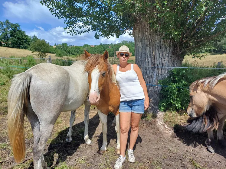 Françoise Gentes avec ses chevaux.