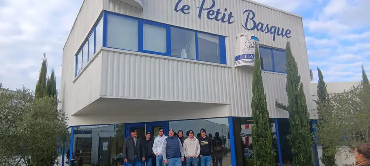 En décembre dernier, les éleveurs qui souhaitent se lancer dans la production ovin lait ont visité l'usine de la société Le Petit Basque près de Bordeaux.