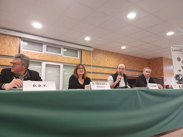 A la tribune : Jean-Pierre Chaput (DDT), Huguette Trescarte, Grégory Sauvant et Yannick Fialip (Ch. Agriculture).
