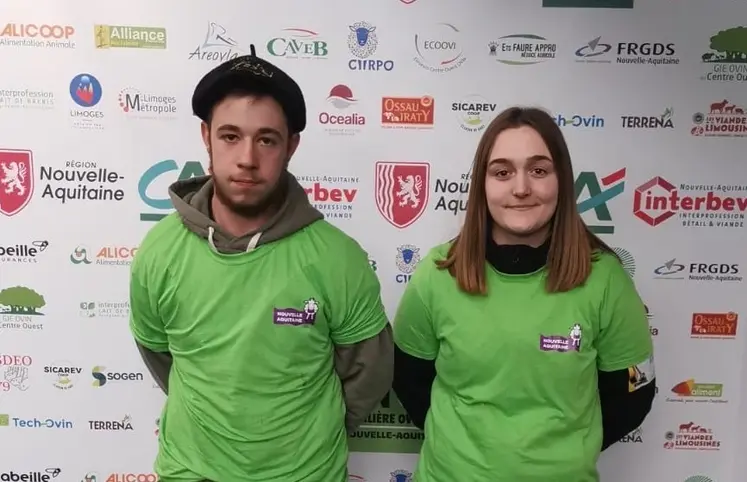 un jeune homme et une jeune fille devant un panneau de logos