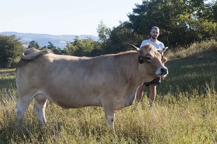 Florian Hostalier avec ses animaux
