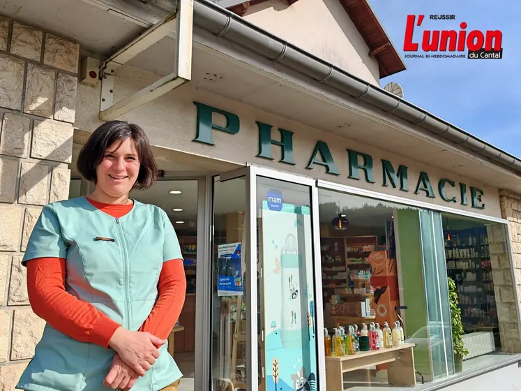 Une pharmacienne, devant sa pharmacie. 