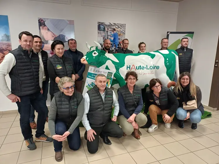 Exposants et organisateurs du stand Haute-Loire devant la mascotte.