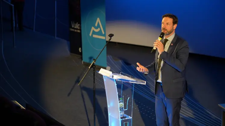 Fabrice Pannekoucke intervenant au micro lors de la conférence de presse.