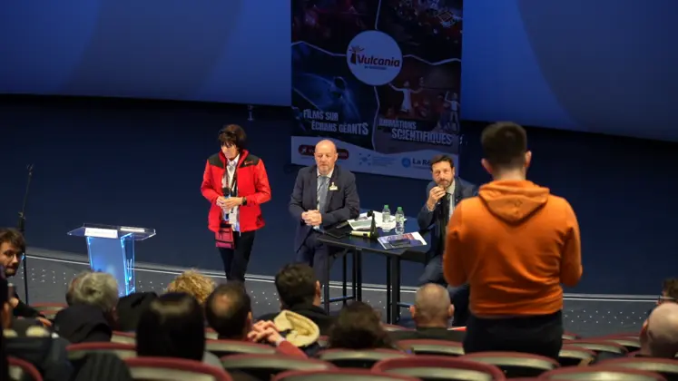 Sophie Rognon, Frédéric Bonnichon et Fabrice Pannekoucke lors de la conférence de presse dans la salle de projection à l'ouverture du parc Vulcania.