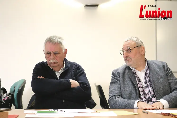 Deux hommes assis cote à cote.