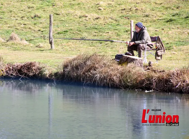 Pêcheur sur la rive avec sa ligne déjà lancée