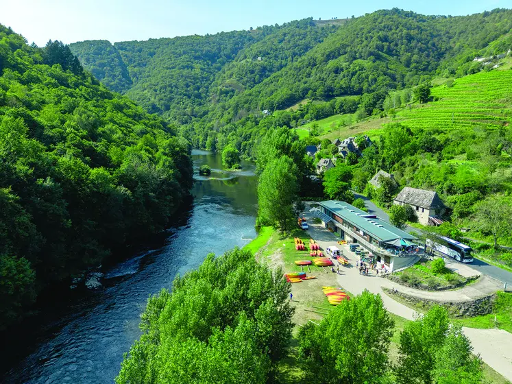 Paysage avec une rivière et des kayak