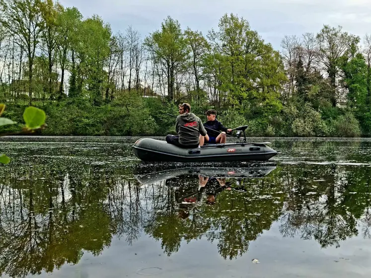 un homme et son fils dans un float tube sur un fleuve