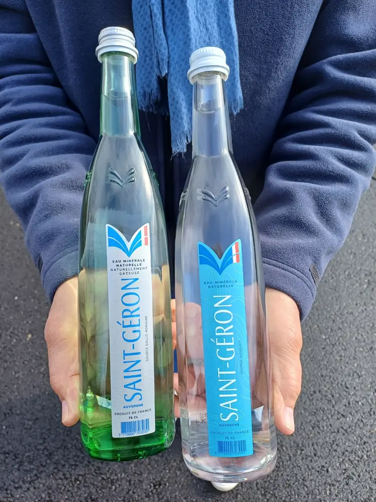 Les bouteilles d'eau de Saint-Géron reconnaissables par leur forme et leur matériau en verre.