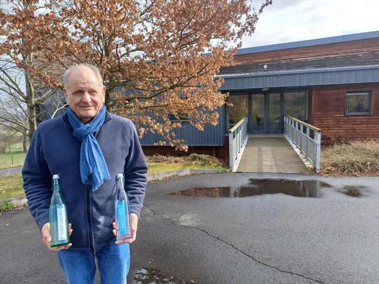 Le président actionnaire Jean Robert devant son entreprise à Saint-Géron.