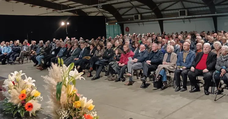 le public écoute, assis dans une salle