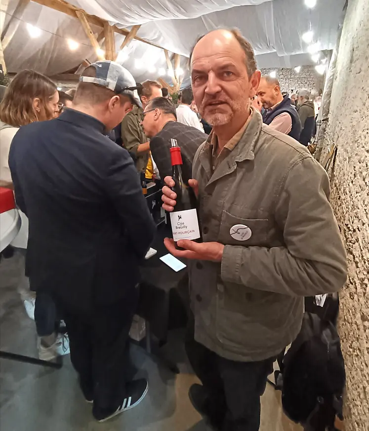 un homme tient une bouteille de vin