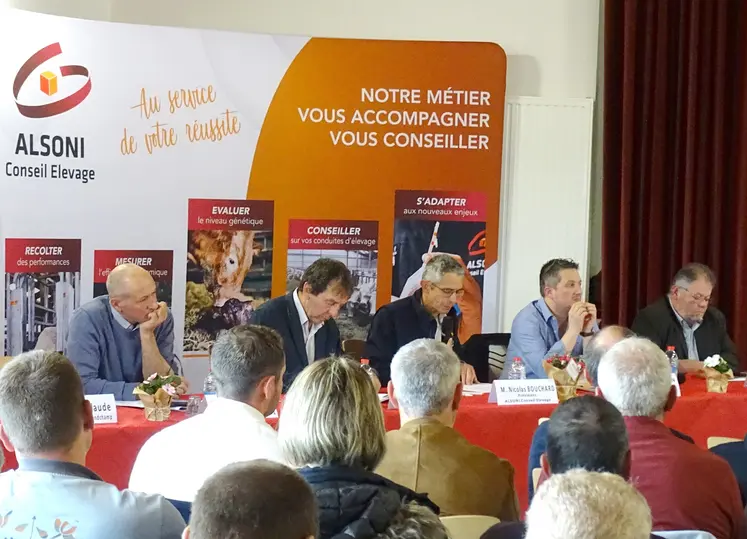 5 hommes assis derrière une table, face à une assemblée