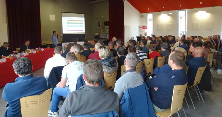 une assemblée assise et attentive