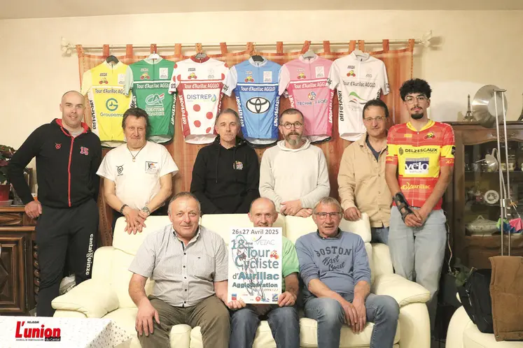 Un groupe de personnes avec des maillots cyclistes