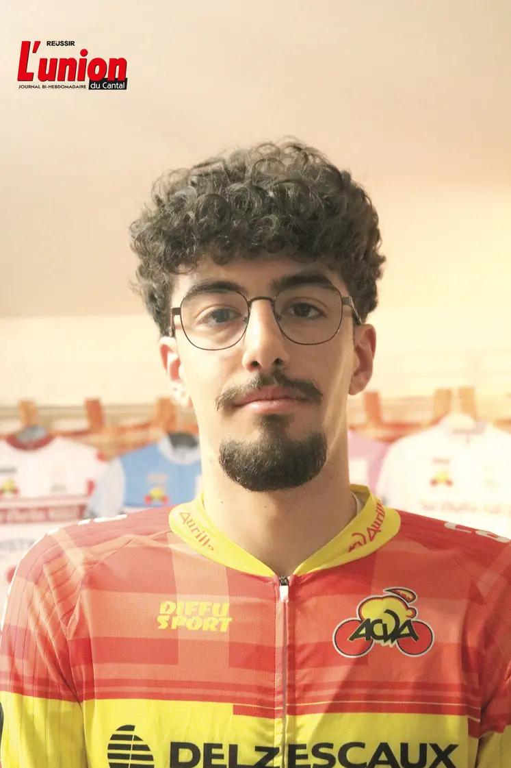Jeune adolesecent avec le maillot cyliste