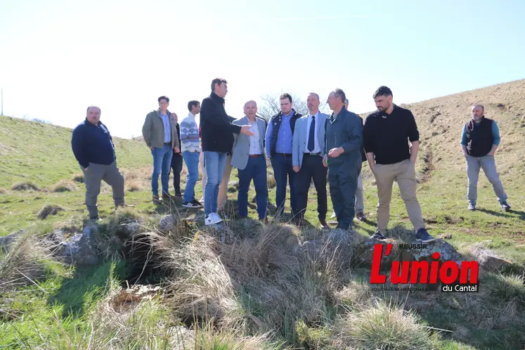 un groupe de personnes en discussion