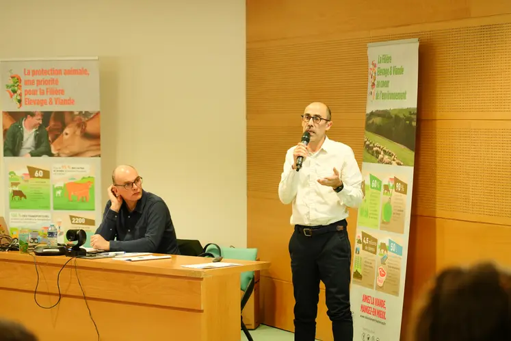 Romain Kjan, directeur d'Interbev Auvergne Rhône-Alpes parlant au micro dans l'amphitéâtre de la Chambre d'Agriculture du Puy-de-Dôme et Lionel Rittaud (président d'Interbev) pendant l'Assemblée Générale de l'interprofession.