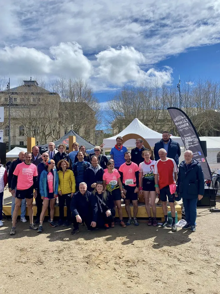 Elus, responsables professionnels agricoles, organisateurs et partenaires de l'événement à l'arrivée du trail...