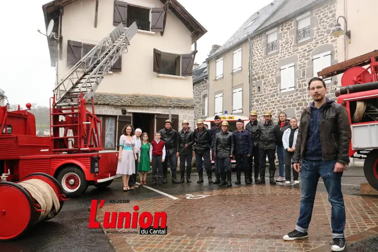 Un groupe de personnes au milieu de véhicules de pompiers.