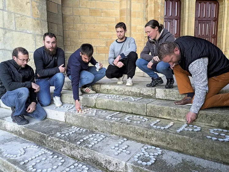 Les JA sur le parvis de la cathédrale