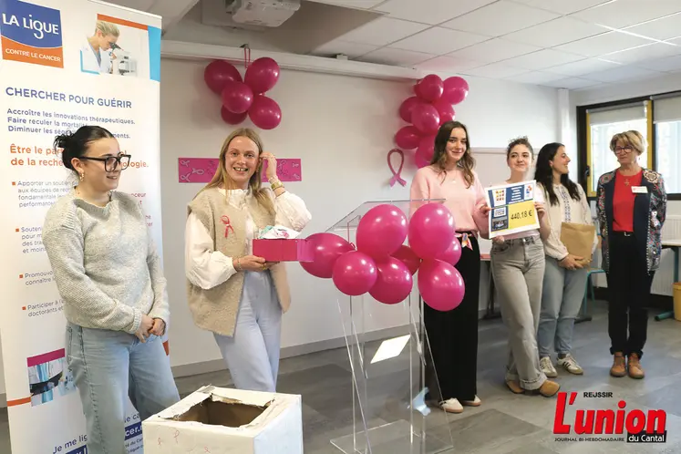 Des jeunes filles qui remettent un chèque