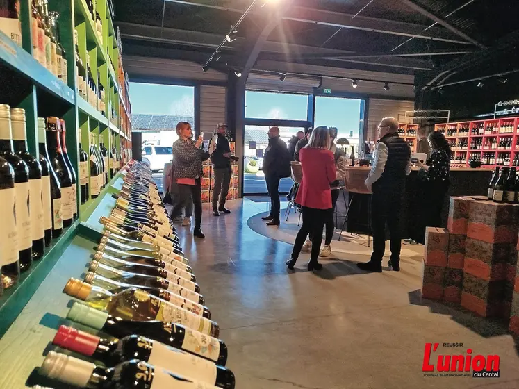 Des gens dans une cave à vin colorée