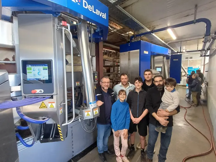 Les associés du Gaec de la Cartalade avec Emmanuel Grange de chez DeLaval devant les 3 robots fraichement installés.