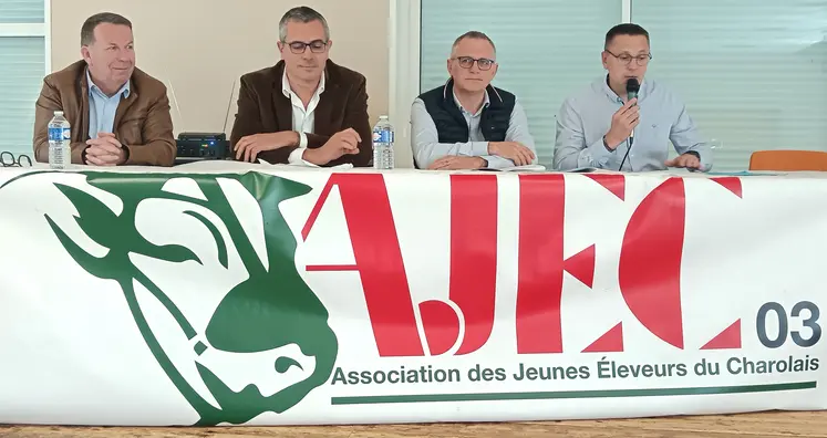 4 personnes assises à une estrade
