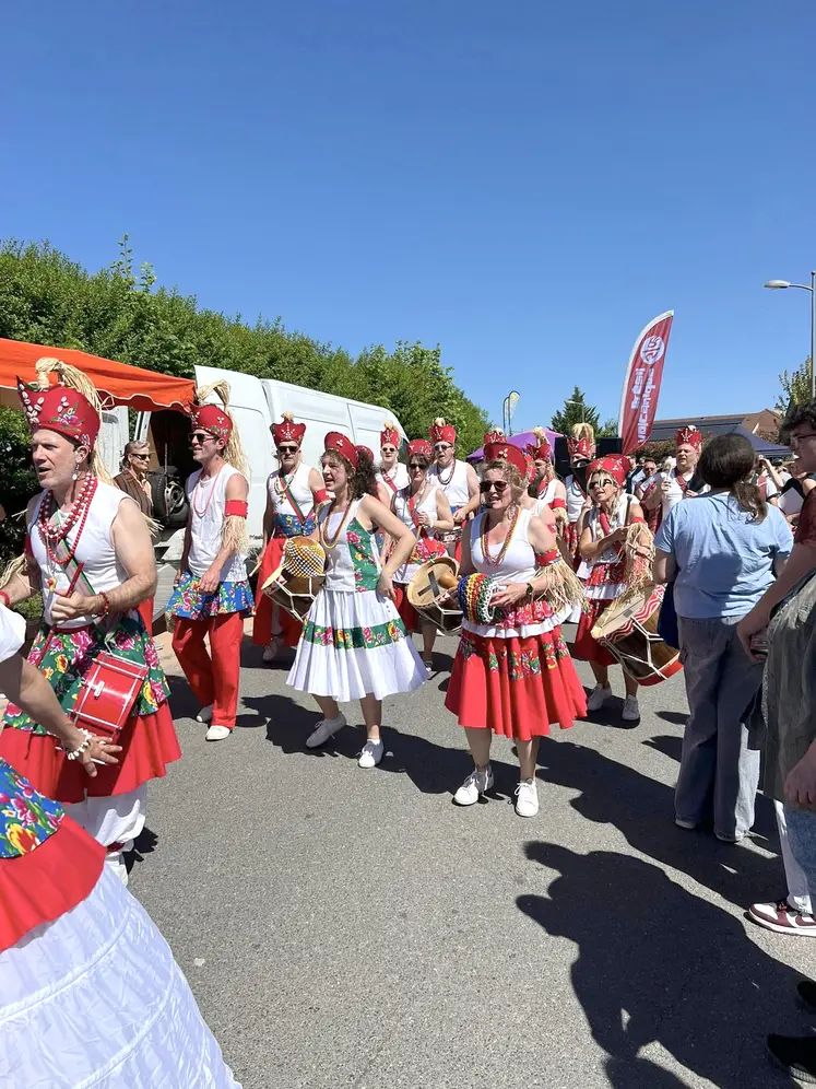 des danseuses défilent