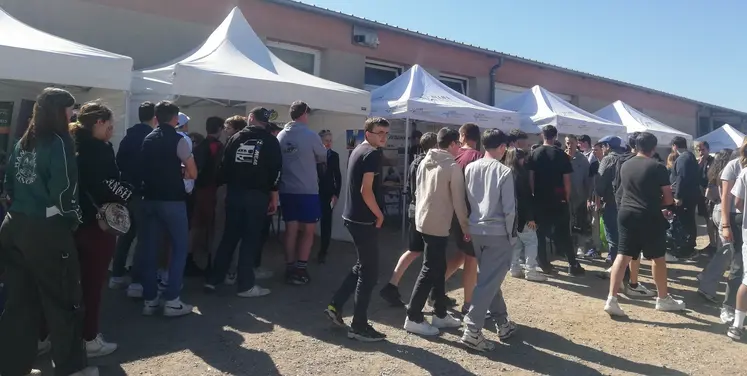 foule de collégiens devant des stands