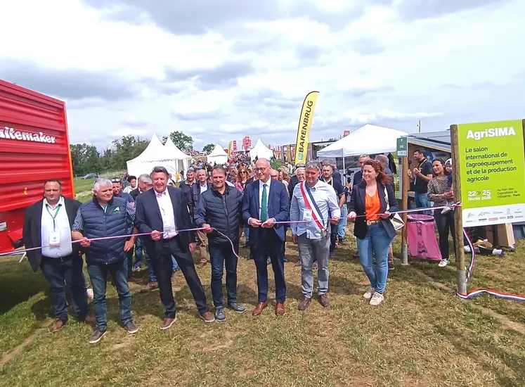 sept personnes derrière un ruban d'inauguration