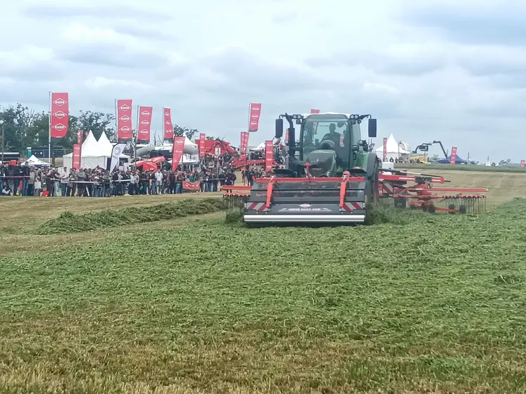 démonstration d'un engin agricole