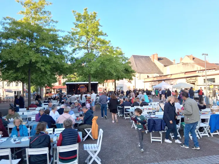 des gens attablés sur une terrasse