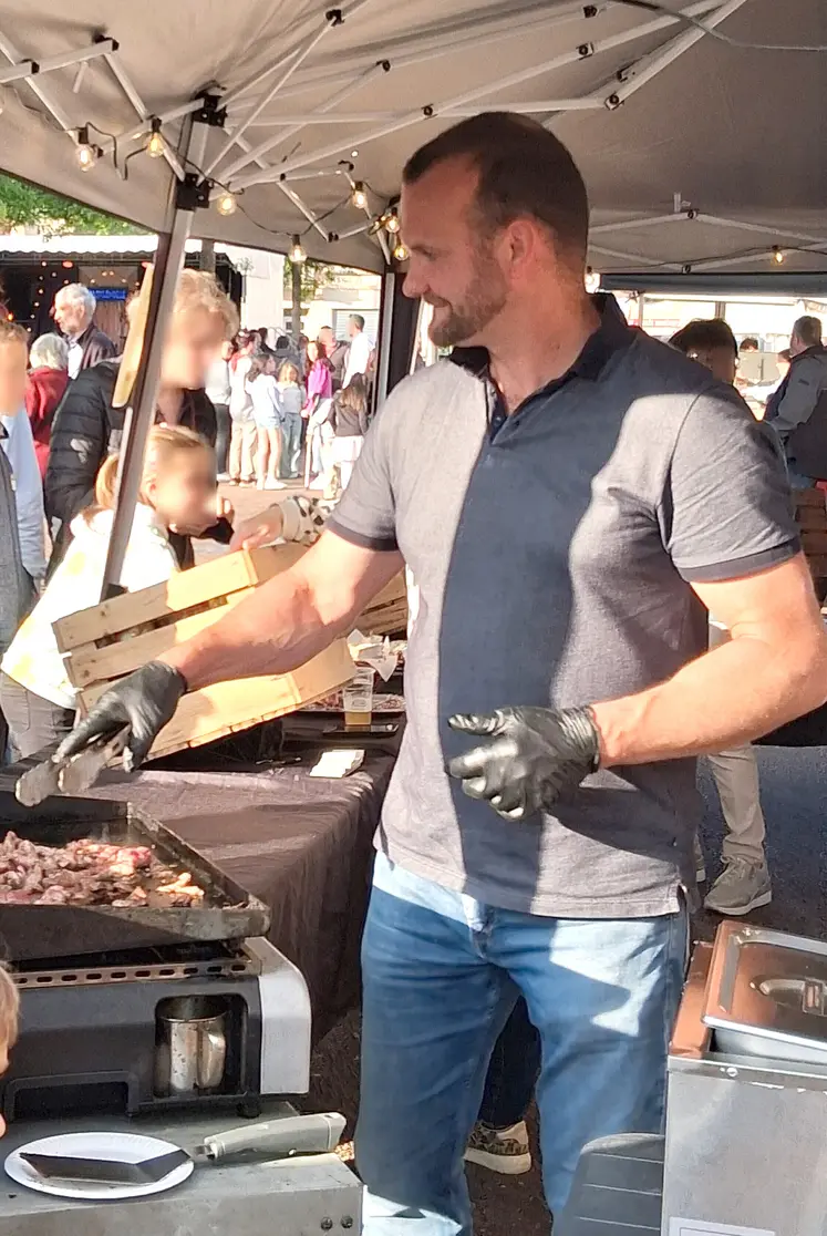 un producteur de viande cuisine ses produits