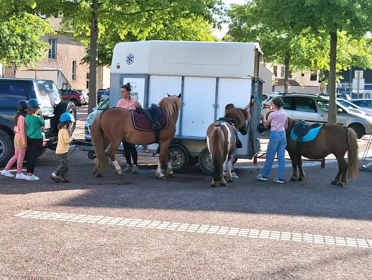 des enfants en balade avec des poneys