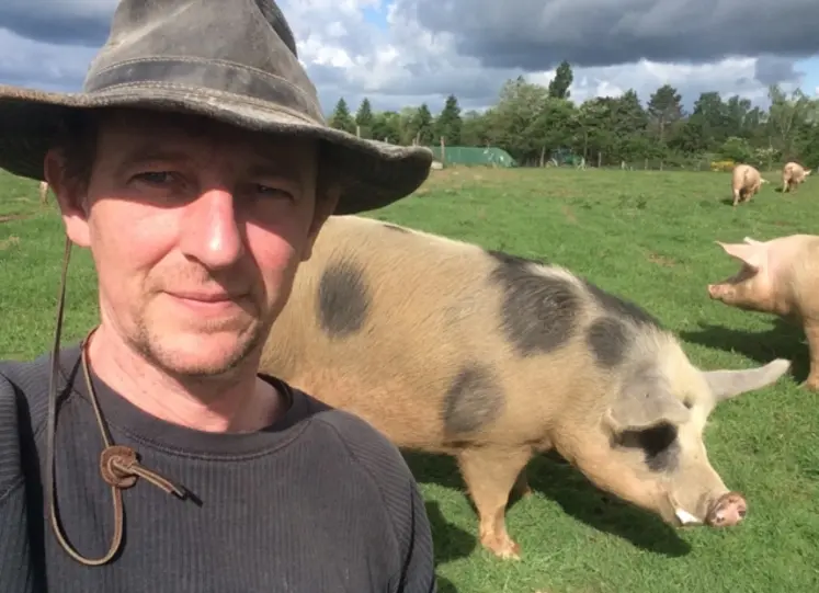 un homme et un porc