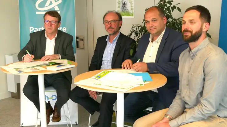 De gauche à droite : Bruno Tardieu président de CACO, Yann de Roquefeuil, directeur général adjoint, Guillaume Metz, président de Tech-Ovin, Nicolas Faurie, directeur de Tech-Ovin