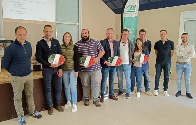 dix personnes debout avec leur trophée en main
