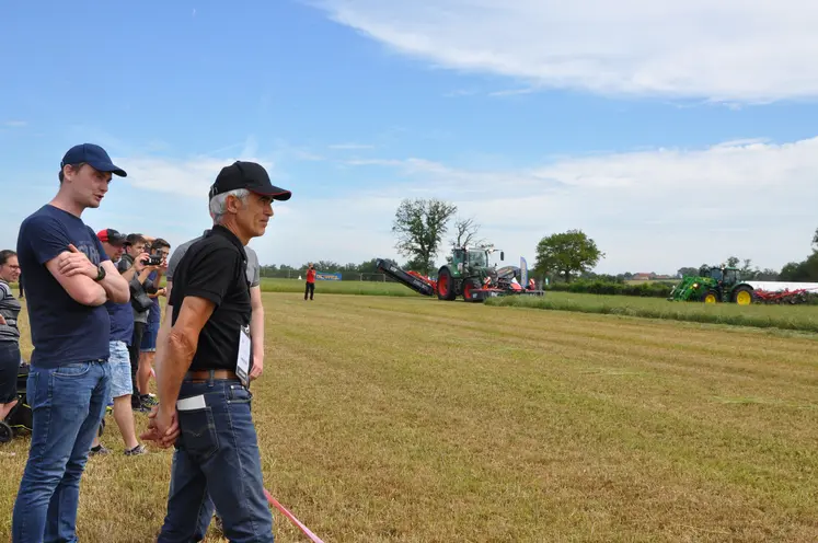 Personnes regardant les démonstrations de matériels au Salon de l'herbe et des fourrages.