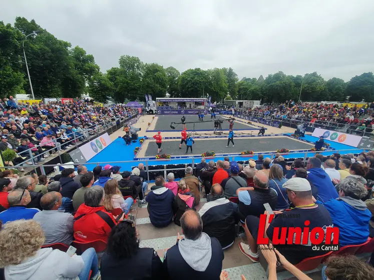 Installé dans les tribunes, le public regarde une partie de pétanque